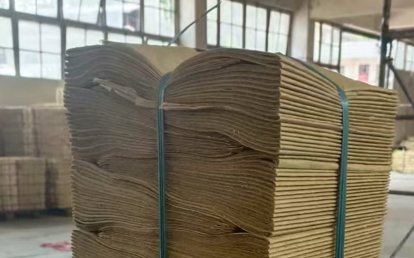 Industrial sheet bundling with plastic packing twine