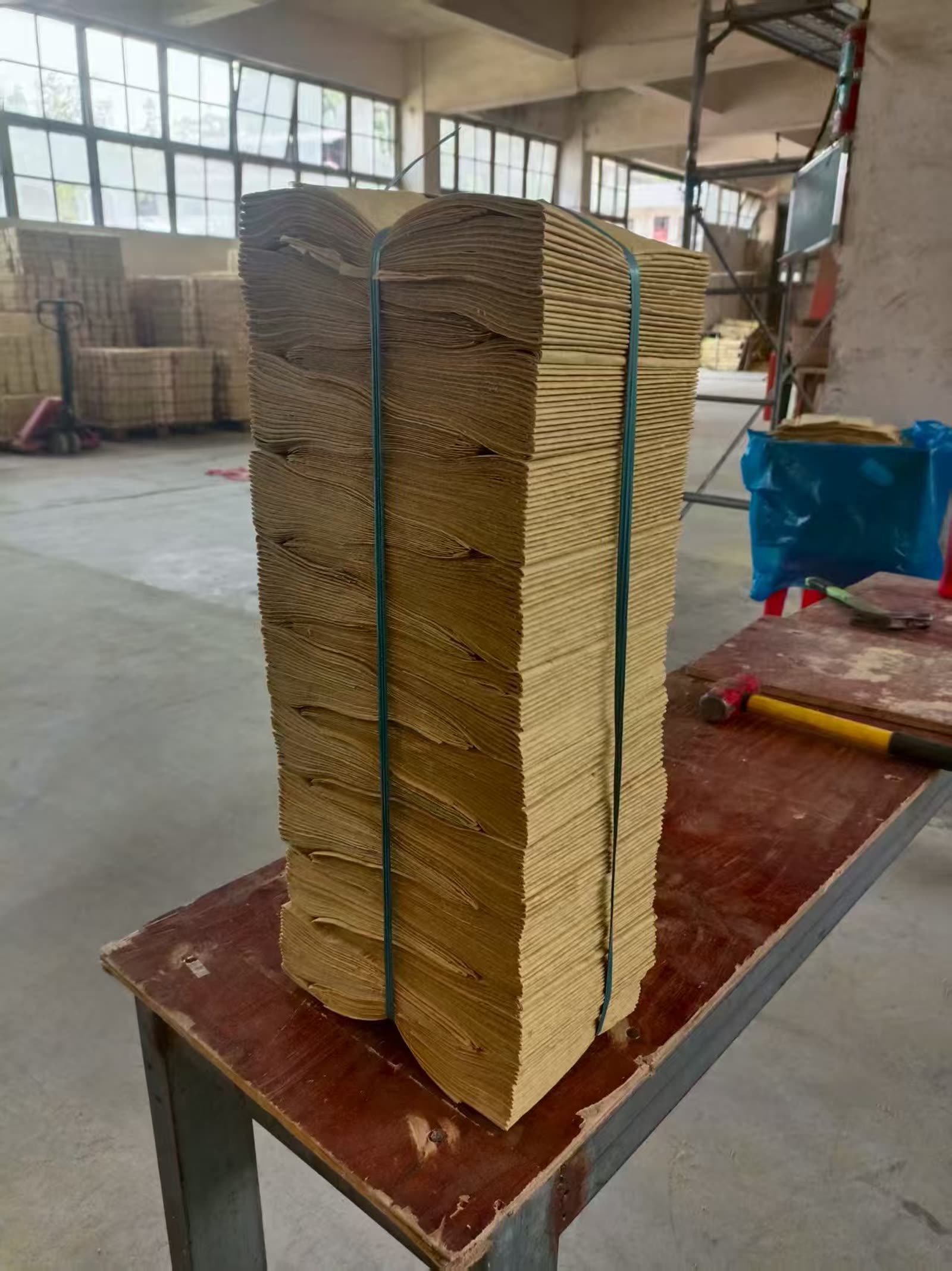 Industrial sheet bundling with plastic packing twine